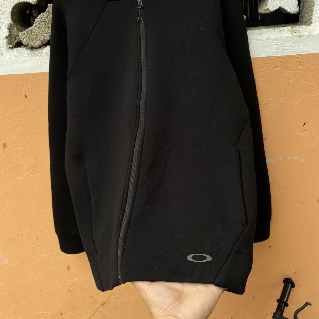 Oakley Mens QD18 Shell Ma Jacket Black, Large (Category: Coats, Jackets and Outerwear) located in Cebu City. Submitted by kklez (Listing ID 1468351988, Image 2). Description: 23 x 28 Excellent Condition.