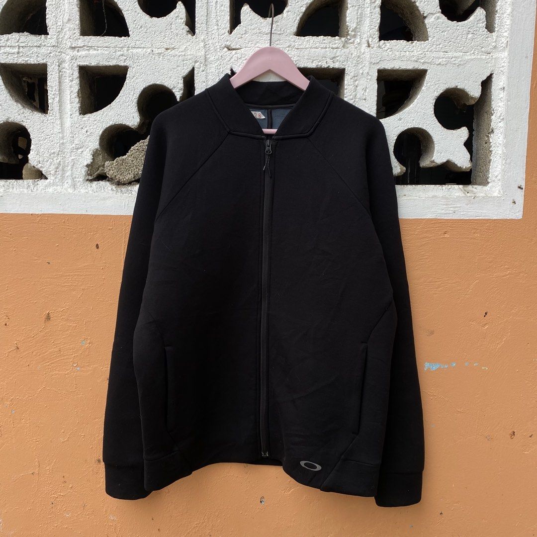 Oakley Mens QD18 Shell Ma Jacket Black, Large (Category: Coats, Jackets and Outerwear) located in Cebu City. Submitted by kklez (Listing ID 1468351988, Image 1). Description: 23 x 28 Excellent Condition.