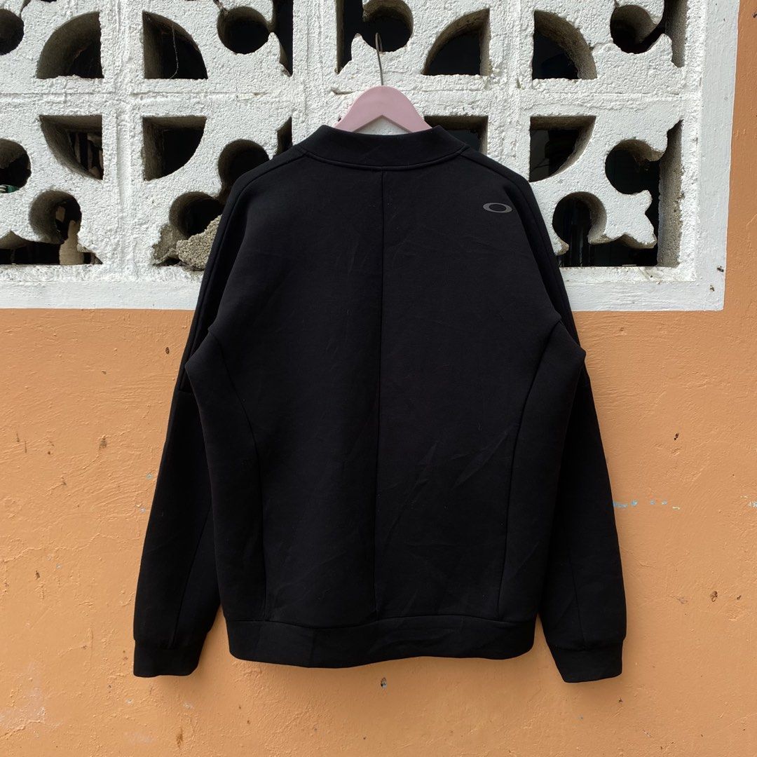 Oakley Mens QD18 Shell Ma Jacket Black, Large (Category: Coats, Jackets and Outerwear) located in Cebu City. Submitted by kklez (Listing ID 1468351988, Image 3). Description: 23 x 28 Excellent Condition.