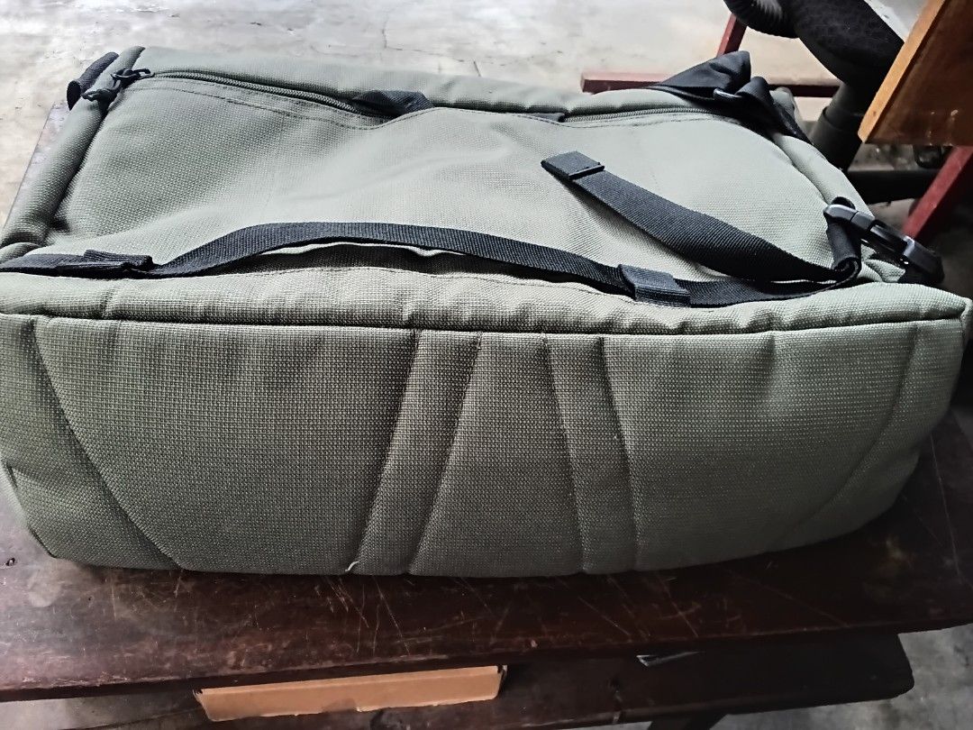 Oakley Messenger Bag (Category: Sling Bags) located in Quezon City. Submitted by fairviewstrides (Listing ID 1468302334, Image 3). Description: Oakley Street Messenger Bag Price: 3500 Unused / new Water resistant 🔥no issue 🔥original Pickup view fairview.