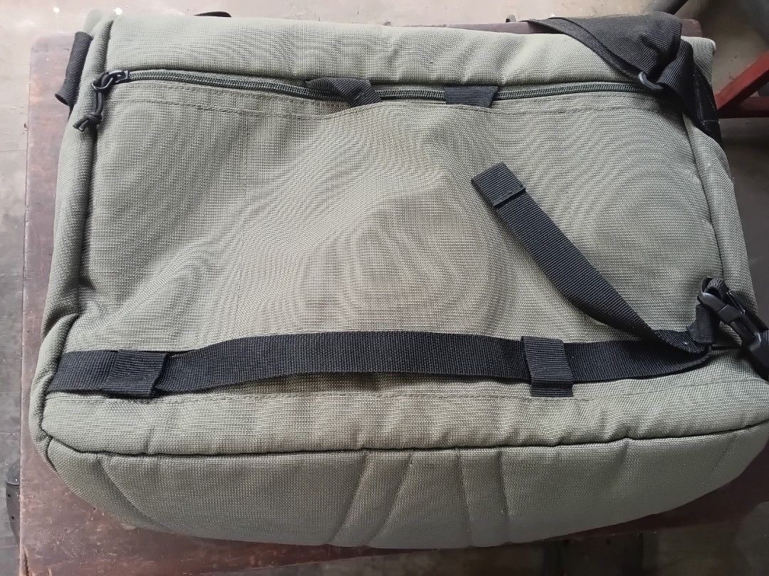 Oakley Messenger Bag (Category: Sling Bags) located in Quezon City. Submitted by fairviewstrides (Listing ID 1468302334, Image 2). Description: Oakley Street Messenger Bag Price: 3500 Unused / new Water resistant 🔥no issue 🔥original Pickup view fairview.