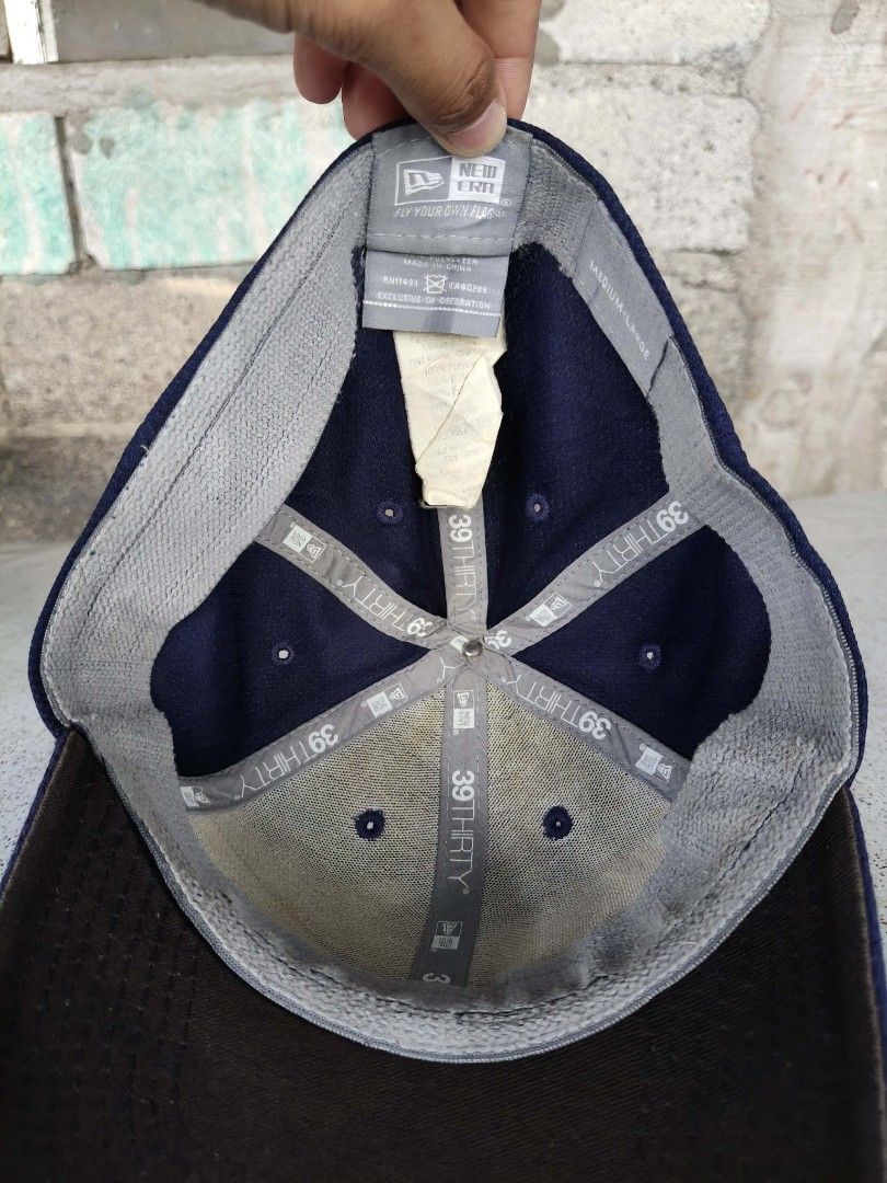 Oakley New Era cap (Category: Caps & Hats) located in La Carlota. Submitted by leamart25 (Listing ID 1468444755, Image 3). Description: 39Thirty Oakley New Era Baseball cap Rubberized logo Need wash.