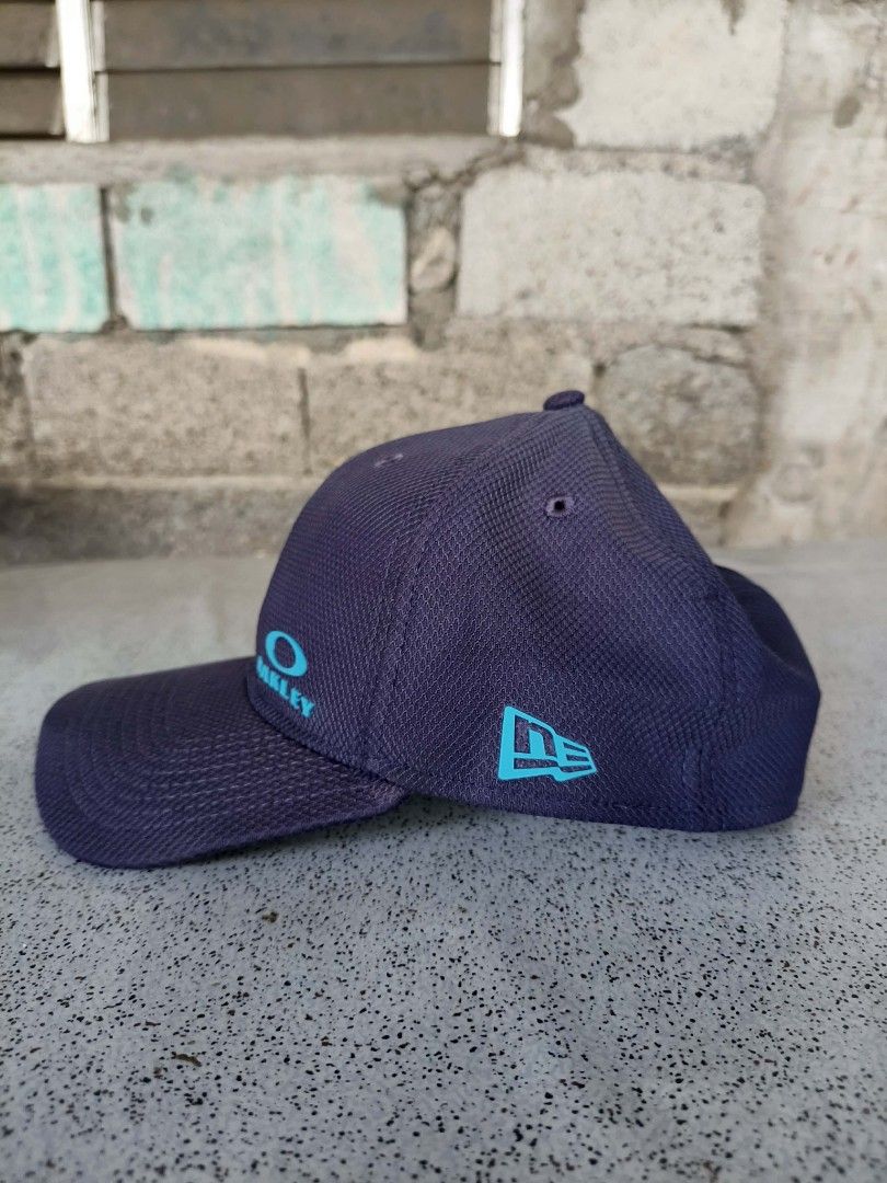 Oakley New Era cap (Category: Caps & Hats) located in La Carlota. Submitted by leamart25 (Listing ID 1468444755, Image 2). Description: 39Thirty Oakley New Era Baseball cap Rubberized logo Need wash.