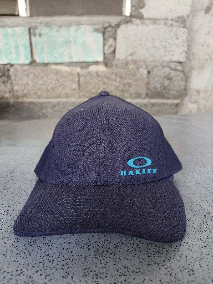 Oakley New Era cap (Category: Caps & Hats) located in La Carlota. Submitted by leamart25 (Listing ID 1468444755, Image 1). Description: 39Thirty Oakley New Era Baseball cap Rubberized logo Need wash.