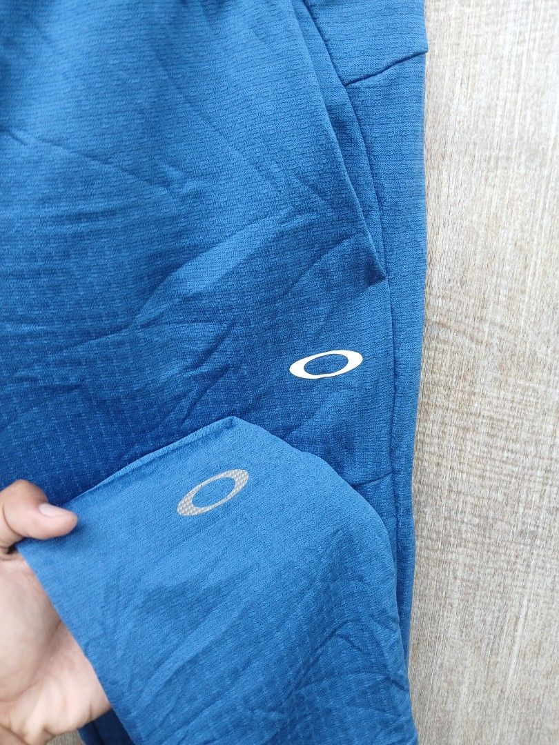 Oakley Performance Fit Blue Jogger Sweatpants Size M (Category: Joggers) located in Moalboal. Submitted by thrift_sixty (Listing ID 1468408318, Image 3). Description: - Brand: Oakley - Item: Jogger Pants - Size: Medium (M) - Color: Blue - Origin: Made in Indonesia - Fit: Performance fit with comfortable waffle grid interior texture - Waistband: Elastic with adjustable black drawstrings - Pockets: Convenient front pockets included - Details: Small