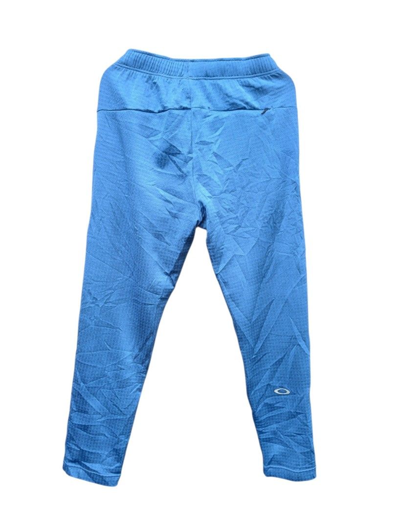 Oakley Performance Fit Blue Jogger Sweatpants Size M (Category: Joggers) located in Moalboal. Submitted by thrift_sixty (Listing ID 1468408318, Image 2). Description: - Brand: Oakley - Item: Jogger Pants - Size: Medium (M) - Color: Blue - Origin: Made in Indonesia - Fit: Performance fit with comfortable waffle grid interior texture - Waistband: Elastic with adjustable black drawstrings - Pockets: Convenient front pockets included - Details: Small