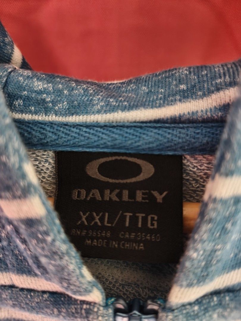Oakley Stripes Hoodie (Category: Hoodies) located in Toledo. Submitted by goldendogs (Listing ID 1468418312, Image 3). Description: XXL on tag Fits 2XL Asnew condition No flaws Authentic.