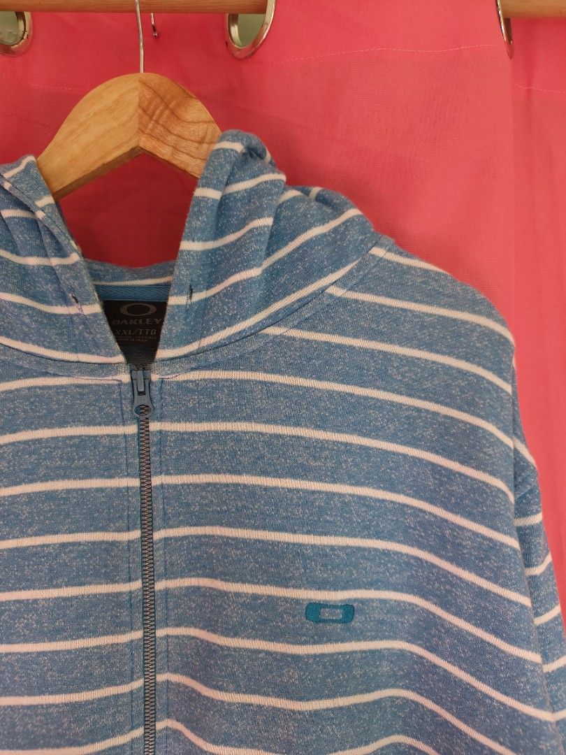 Oakley Stripes Hoodie (Category: Hoodies) located in Toledo. Submitted by goldendogs (Listing ID 1468418312, Image 2). Description: XXL on tag Fits 2XL Asnew condition No flaws Authentic.