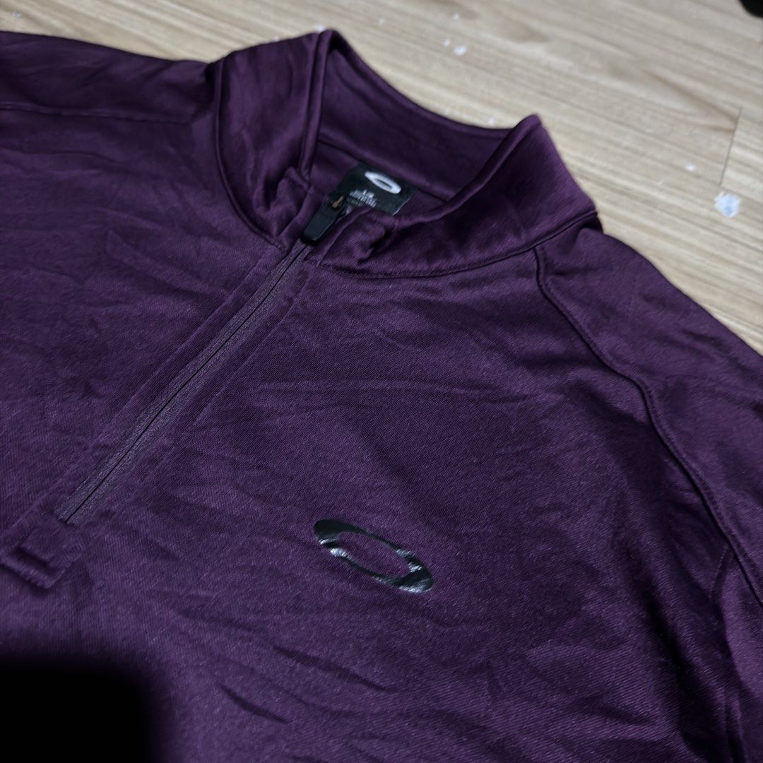 Oakley Sweater (Category: Coats, Jackets and Outerwear) located in Davao. Submitted by ckkb1821 (Listing ID 1468461266, Image 2). Description: Oakley Sweat Shirt Large on tag (23 x 28"L) fits XL Excellent condition, no issue ₱799 only + SF.