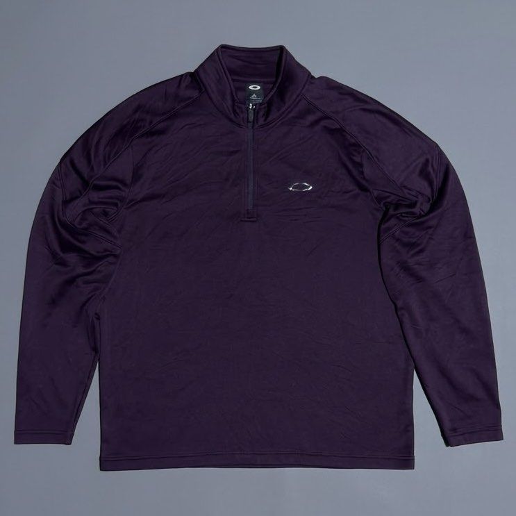 Oakley Sweater (Category: Coats, Jackets and Outerwear) located in Davao. Submitted by ckkb1821 (Listing ID 1468461266, Image 1). Description: Oakley Sweat Shirt Large on tag (23 x 28"L) fits XL Excellent condition, no issue ₱799 only + SF.