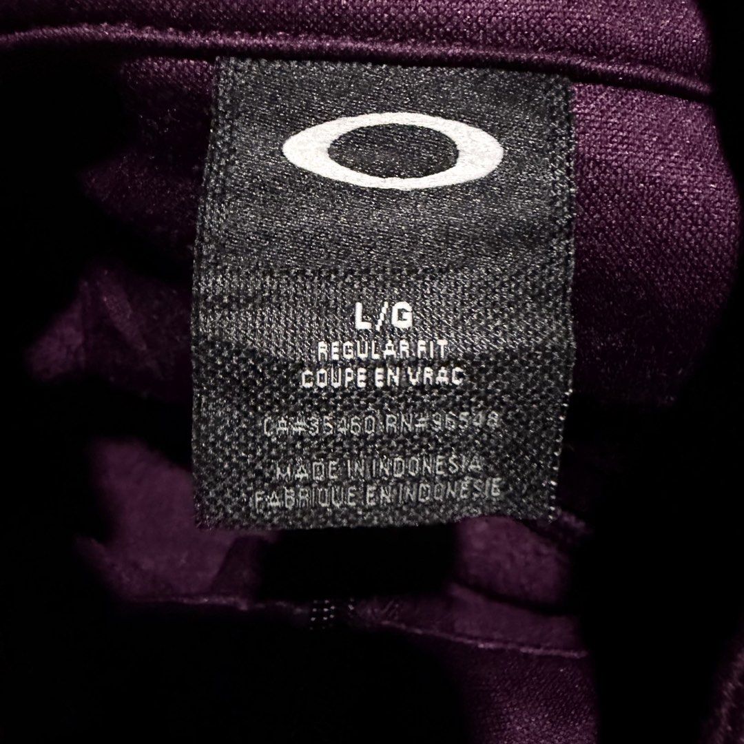 Oakley Sweater (Category: Coats, Jackets and Outerwear) located in Davao. Submitted by ckkb1821 (Listing ID 1468461266, Image 3). Description: Oakley Sweat Shirt Large on tag (23 x 28"L) fits XL Excellent condition, no issue ₱799 only + SF.