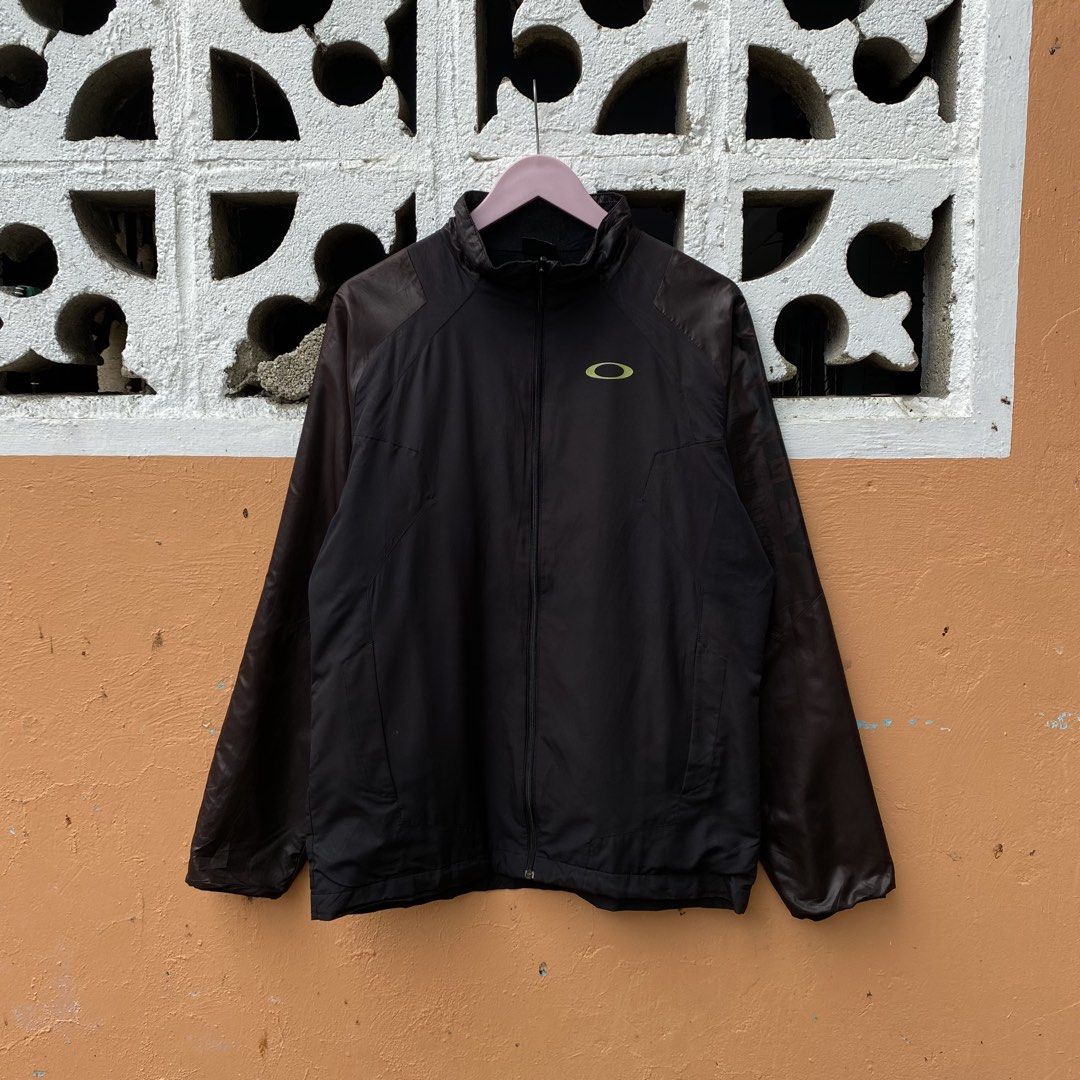 Oakley Track Jacket (Category: Coats, Jackets and Outerwear) located in Cebu City. Submitted by kklez (Listing ID 1468354544, Image 1). Description: Authentic 22 x 27 Excellent Condition.