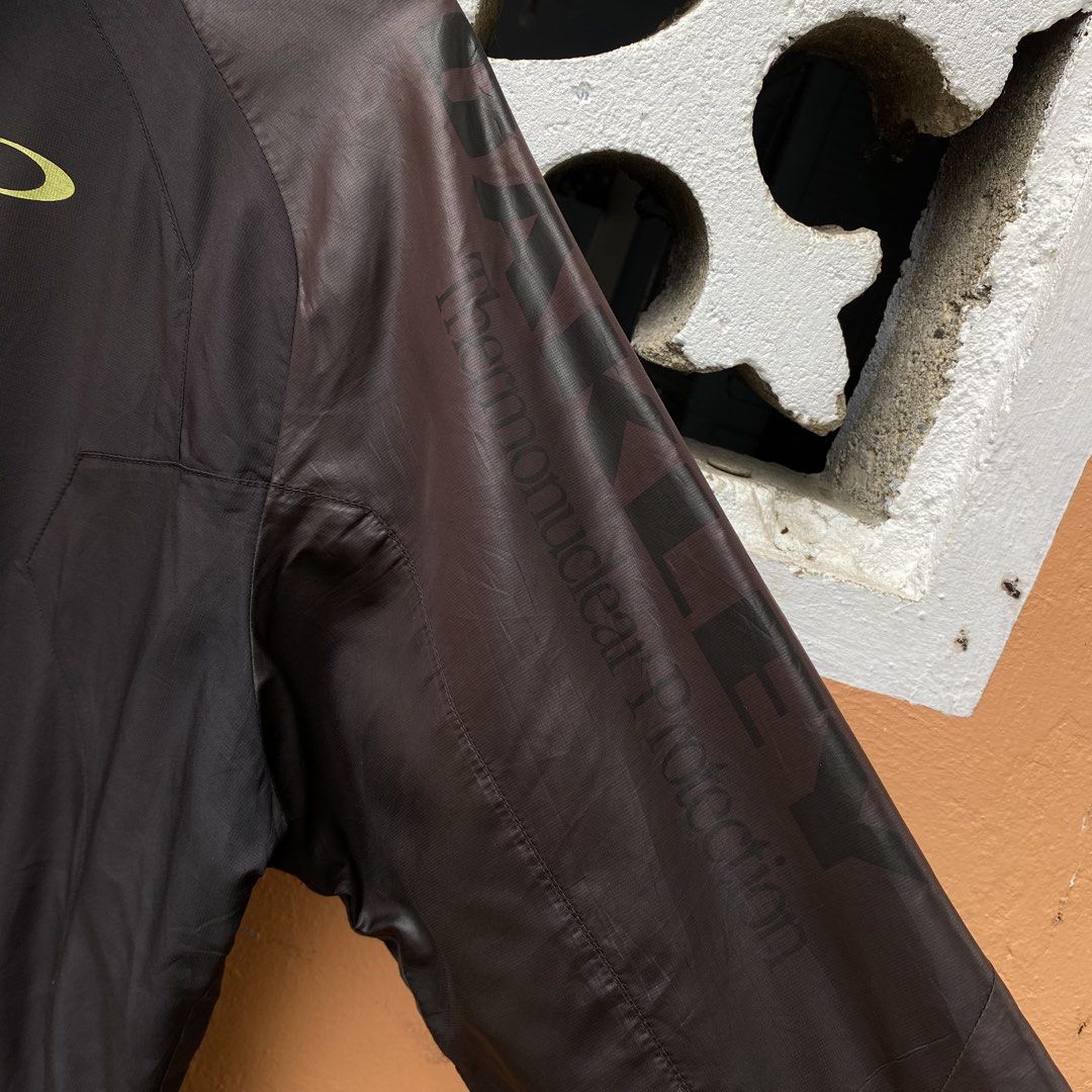 Oakley Track Jacket (Category: Coats, Jackets and Outerwear) located in Cebu City. Submitted by kklez (Listing ID 1468354544, Image 3). Description: Authentic 22 x 27 Excellent Condition.