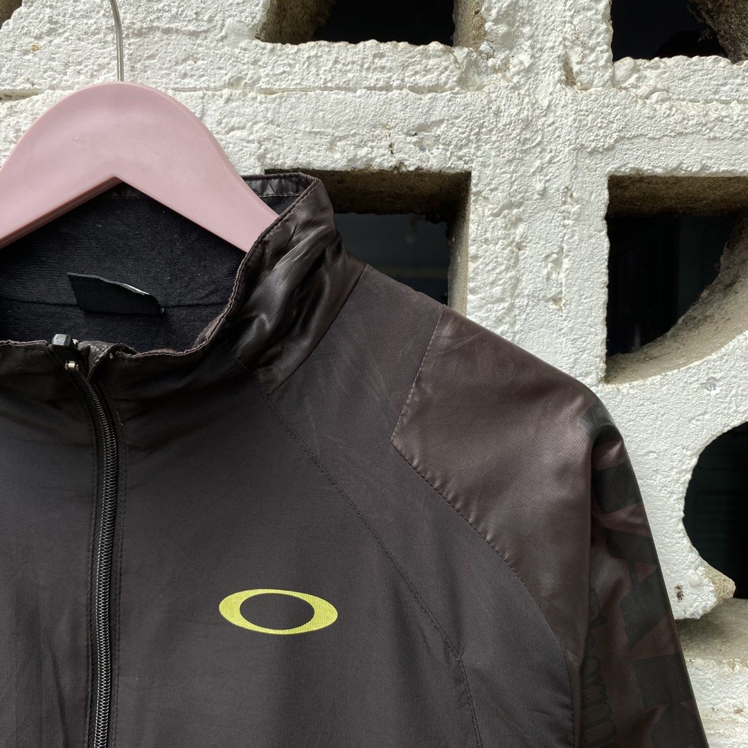 Oakley Track Jacket (Category: Coats, Jackets and Outerwear) located in Cebu City. Submitted by kklez (Listing ID 1468354544, Image 2). Description: Authentic 22 x 27 Excellent Condition.