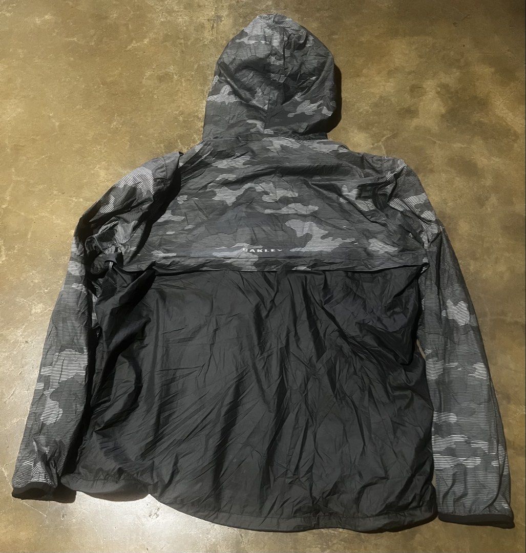 Oakley Wind Breaker Camouflage (Category: Coats, Jackets and Outerwear) located in Meycauayan. Submitted by trinidad_trading (Listing ID 1468397033, Image 2). Description: Oakley Wind Breaker Camouflage Size XXL Dimensions 25X30 Condition 9/10 Price 1,500+Shipping Fee.