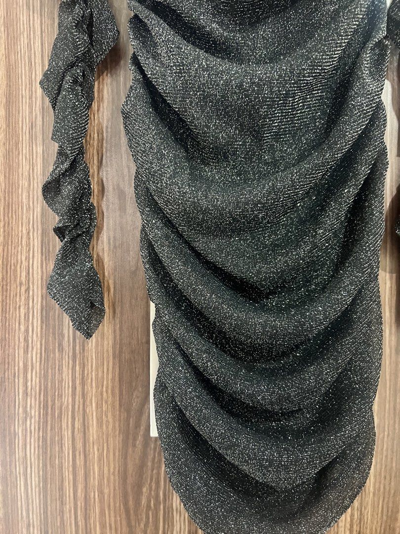 OFF SHOULDER GLITTER BODYCON MEDIUM- LARG (Category: Dresses) located in Manila. Submitted by salesscout (Listing ID 1468305794, Image 3). Description: USED ONCE!!!.