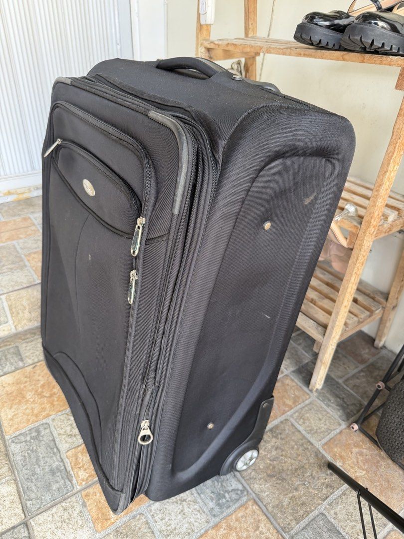 💯OG Samsonite Black Softside Rolling Suitcase XL capacity (Category: Luggage) located in Pasig City. Submitted by roxannecawaling (Listing ID 1468298092, Image 3). Description: ❗️For METRO MNLA buyers only 📍Pasig -29" height -expandable -OG samsonite -everything working -decluttering .