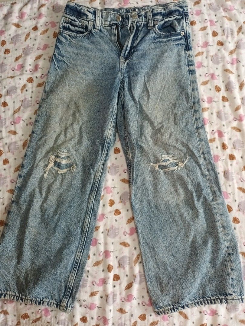 Old Navy Distressed Grey Jeans Size 10 (Category: Jeans) located in Pasig City. Submitted by zeallion_149f0e (Listing ID 1468345544, Image 2). Description: - Brand: Old Navy - Size: 10 - Color: black - Style: Distressed knees with ripped detailing and raw, frayed hems - Features: Standard button and zipper fly, belt loops, classic five-pocket setup - Condition: Great for everyday casual wear.