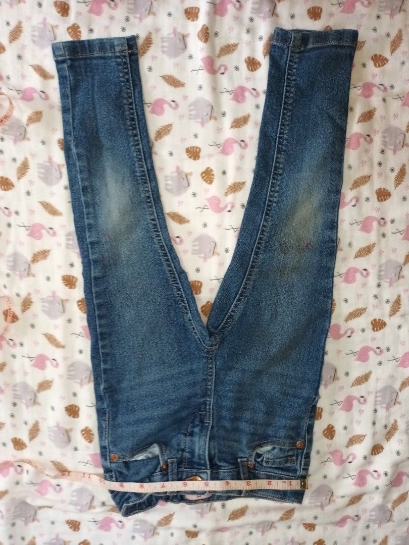 Old Navy Distressed Grey Jeans Size 10 (Category: Jeans) located in Pasig City. Submitted by zeallion_149f0e (Listing ID 1468345544, Image 3). Description: - Brand: Old Navy - Size: 10 - Color: black - Style: Distressed knees with ripped detailing and raw, frayed hems - Features: Standard button and zipper fly, belt loops, classic five-pocket setup - Condition: Great for everyday casual wear.