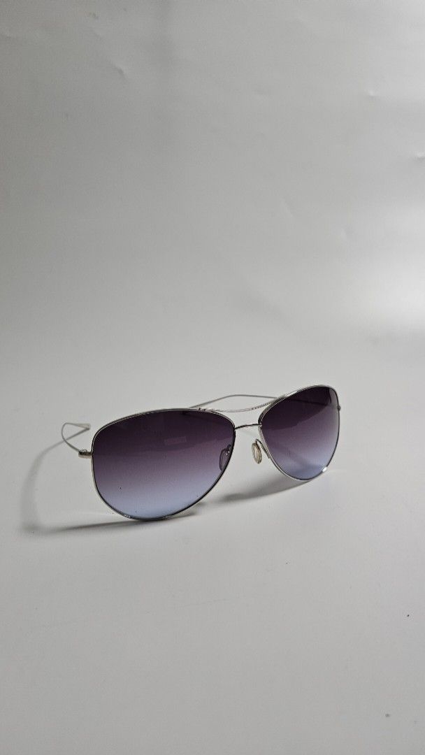 Oliver Peoples Strummer T sunglasses (Category: Sunglasses & Eyewear) located in Alfonso. Submitted by jbcamet (Listing ID 1468387357, Image 1). Description: - in pristine condition - no scratches sa glass - Style: Classic aviator sunglasses - Frame: Silver-tone metal with comfortable nose pads - Lenses: Gradient purple tinted - Inclusion: Original dark hard case with embossed branding - Condition: Great for everyday use, sunny days, or driving -