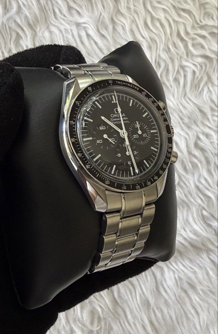 Omega Speedmaster Moonwatch 42mm (Category: Luxury Watches) located in Quezon City. Submitted by pedro_demain (Listing ID 1468386765, Image 3). Description: Ref 3113042300 Moonwatch 42mm Caliber 1861 automatic With wooden box, manual & omega 6750 receipt 9/10 condition Qc & Bgc area 09955225741.