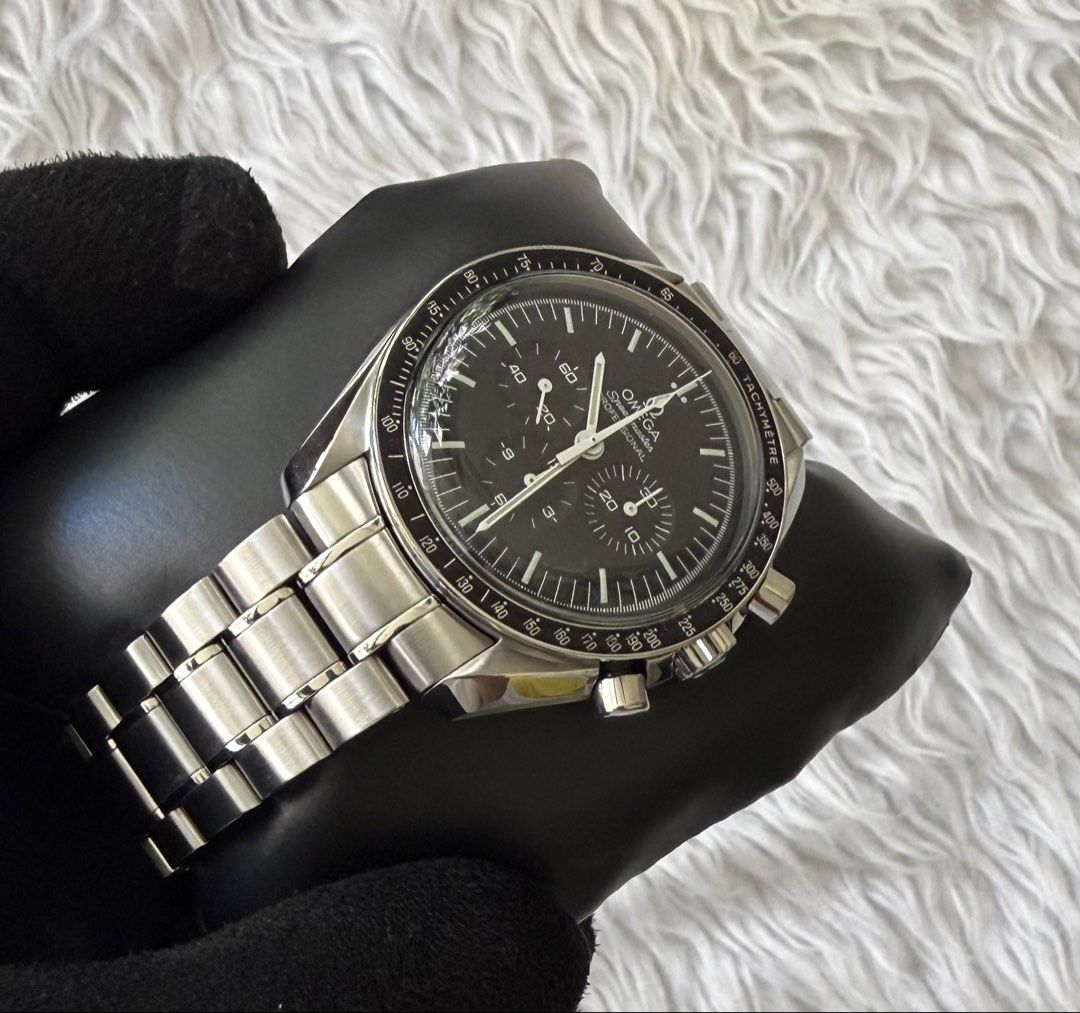 Omega Speedmaster Moonwatch 42mm (Category: Luxury Watches) located in Quezon City. Submitted by pedro_demain (Listing ID 1468386765, Image 2). Description: Ref 3113042300 Moonwatch 42mm Caliber 1861 automatic With wooden box, manual & omega 6750 receipt 9/10 condition Qc & Bgc area 09955225741.