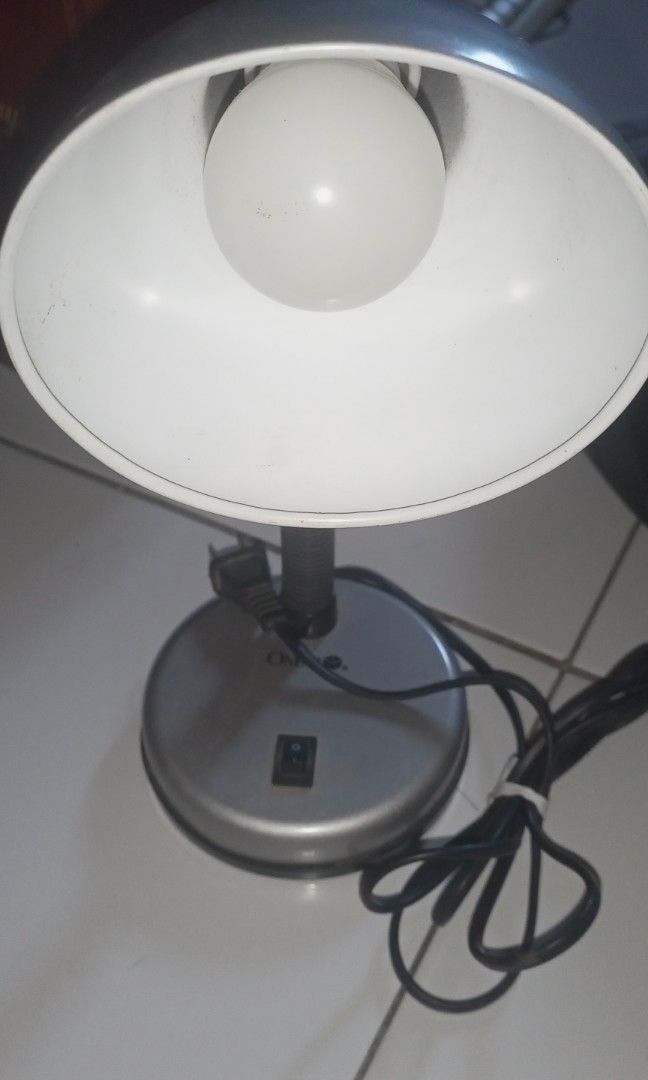 Omni Flexible Desk Lamp / Study Lamp (Category: Everything Else Others) located in Taguig. Submitted by nightwish17 (Listing ID 1468361760, Image 2). Description: Mga Detalye: • Brand: Trusted Omni Brand (Subok na matibay sa electrical appliances) • Flexible Neck: Madaling i-adjust o i-pwesto ang anggulo ng ilaw depende sa kailangan mo. • Heavy Base: May switch sa unahan, matatag sa ibabaw ng lamesa at hindi madaling matumba. • Power: Gagamitin l