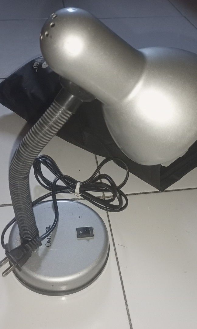 Omni Flexible Desk Lamp / Study Lamp (Category: Everything Else Others) located in Taguig. Submitted by nightwish17 (Listing ID 1468361760, Image 3). Description: Mga Detalye: • Brand: Trusted Omni Brand (Subok na matibay sa electrical appliances) • Flexible Neck: Madaling i-adjust o i-pwesto ang anggulo ng ilaw depende sa kailangan mo. • Heavy Base: May switch sa unahan, matatag sa ibabaw ng lamesa at hindi madaling matumba. • Power: Gagamitin l