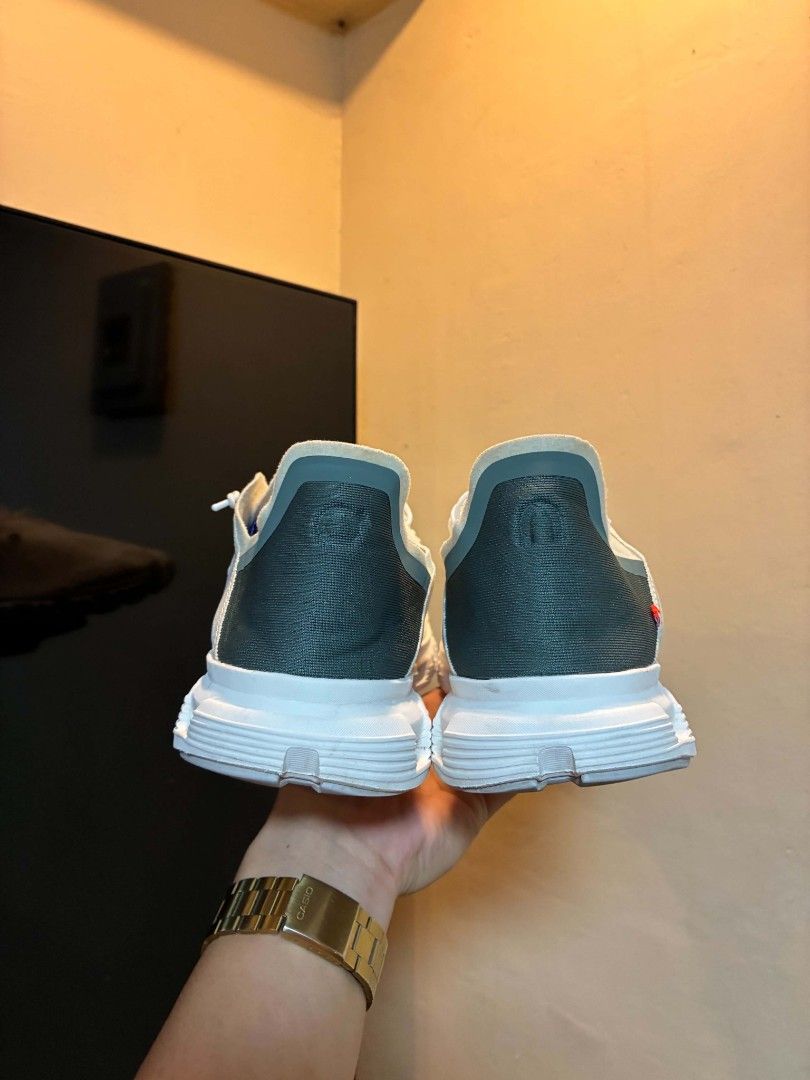 On Cloud Running Shoes White (Category: Sneakers) located in Manila. Submitted by silentbear-c433 (Listing ID 1468394118, Image 3). Description: - Brand: On Cloud - Colorway: White with stylish dark green heel panels - Technology: Signature cloud cushioning for all-day comfort - Fit & Feel: Super lightweight and breathable mesh upper - Features: Hassle-free speed lacing system - Condition: Clean white rubber outsoles, ready for daily wear.