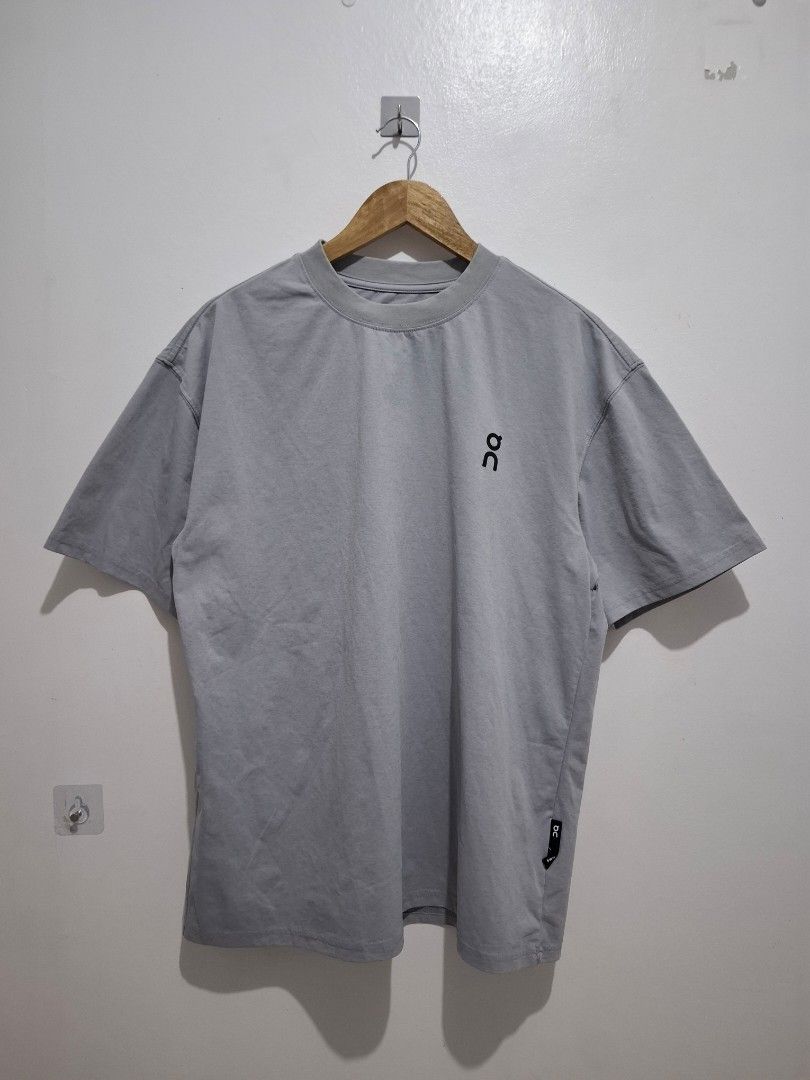 On cloud tee size large (Category: Tshirts & Polo Shirts ) located in Tarlac. Submitted by christopher.24 (Listing ID 1468315611, Image 1). Description: excellent condition legit.