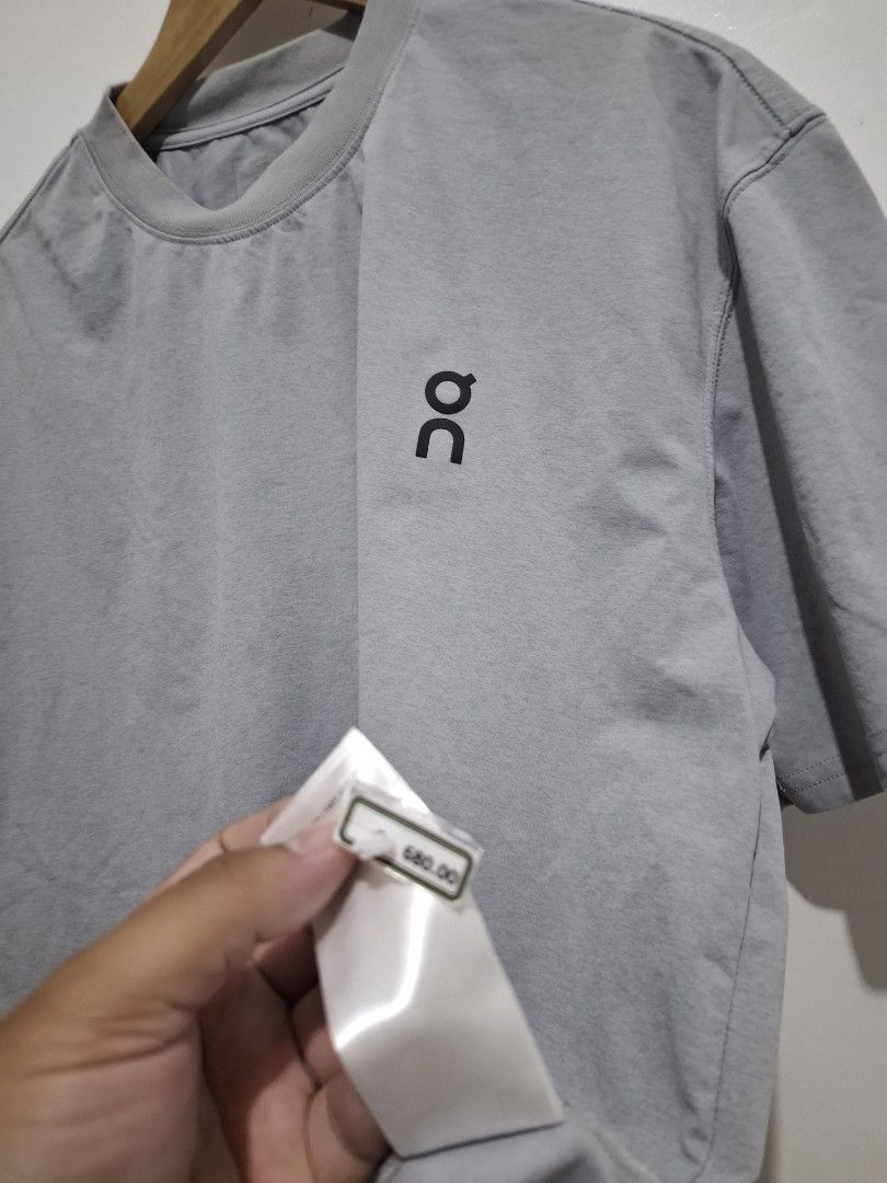 On cloud tee size large (Category: Tshirts & Polo Shirts ) located in Tarlac. Submitted by christopher.24 (Listing ID 1468315611, Image 3). Description: excellent condition legit.