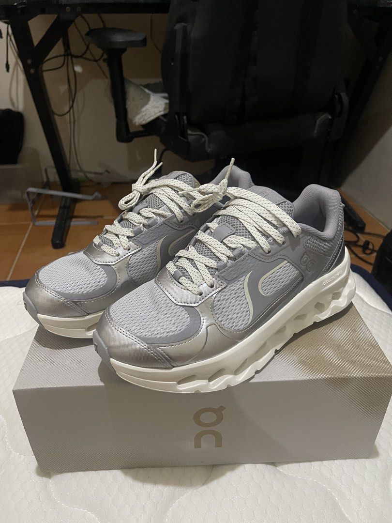 On Cloudtilt Arc Alloy Ivory Men US 10 (Category: Sneakers) located in Caloocan City. Submitted by deocampoer61300 (Listing ID 1468478926, Image 1). Description: - Model: On Cloudtilt Arc Alloy / Ivory - Size: Men's US 10 / EU 44 / UK 9.5 - Condition: Brand new, unworn BELOW SRP! Negotiable - Inclusions: Original box and cardboard shoe inserts.