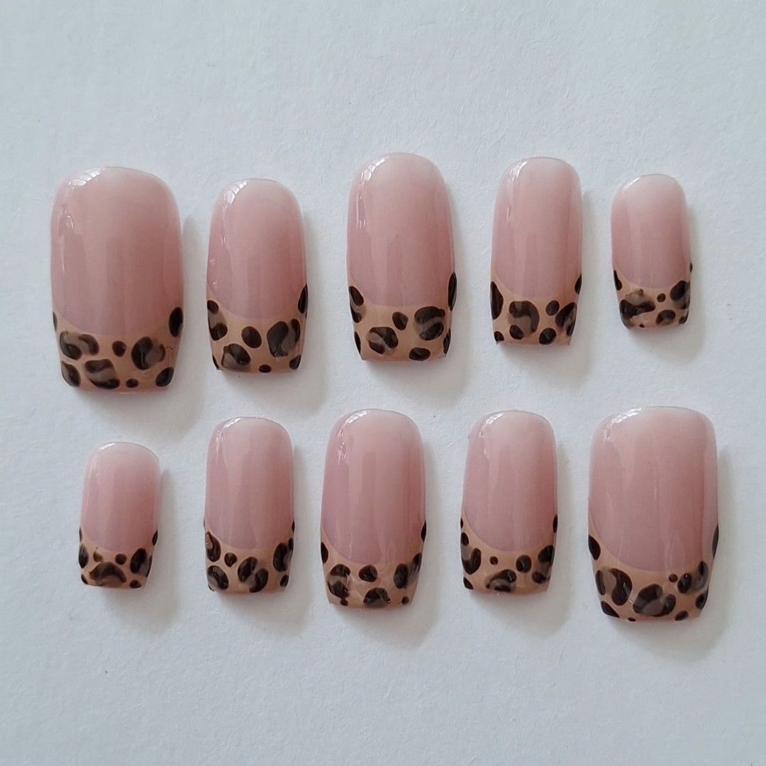 On hand press on nails (Category: Hands & Nails) located in Quezon City. Submitted by luxetips_pressph (Listing ID 1468344628, Image 1). Description: Custom Press On Nails for 250-350php Any shape and length message to order and for inquiries Inclusions: 📌 Nail Prep Kit (Alcohol Pads, Cuticle Pusher, Nail File) 📌 Jelly Glue 📌 Care Card 📌 Press On Nails.