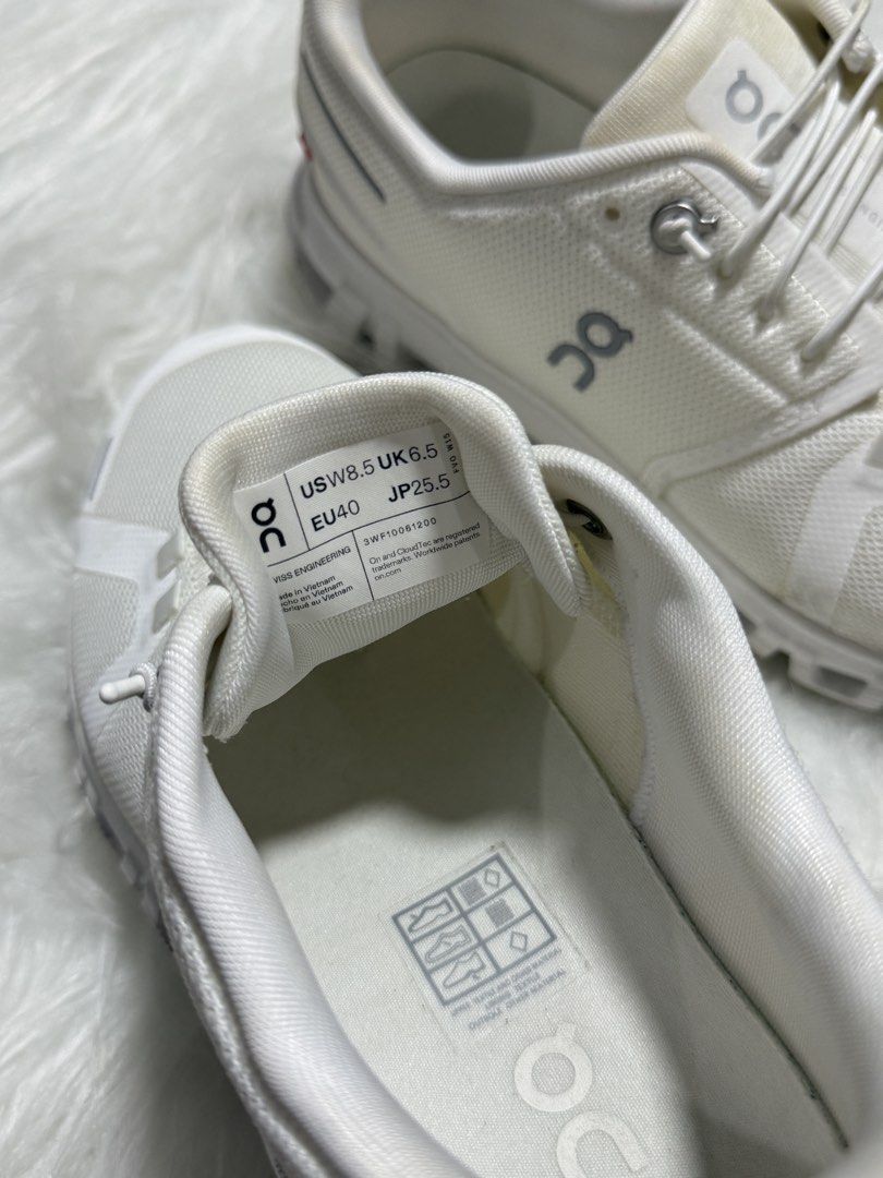 On Running Cloud 6 White Sneakers (Category: Sneakers) located in Las Pinas. Submitted by juls_mp (Listing ID 1468377411, Image 2). Description: - Item: Women's Running Shoes - Color: Clean White - Size: US 8.5 | UK 6.5 | EU 40 | JP 25.5 - Closure: Signature speed lacing system - Upper: Lightweight, breathable mesh - Sole: Cushioned, perfect for daily walks and runs - Condition: Clean overall look with minor stain on the collar lining.