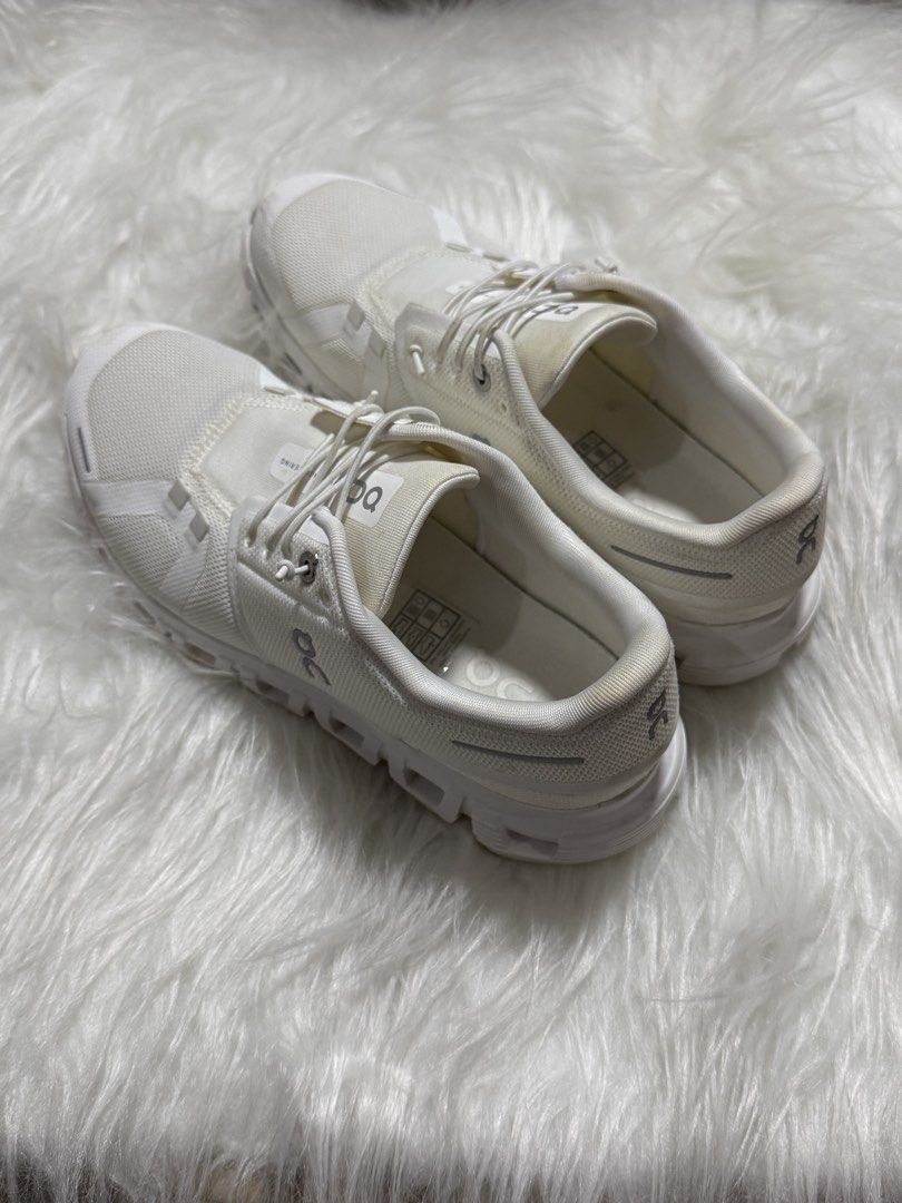On Running Cloud 6 White Sneakers (Category: Sneakers) located in Las Pinas. Submitted by juls_mp (Listing ID 1468377411, Image 3). Description: - Item: Women's Running Shoes - Color: Clean White - Size: US 8.5 | UK 6.5 | EU 40 | JP 25.5 - Closure: Signature speed lacing system - Upper: Lightweight, breathable mesh - Sole: Cushioned, perfect for daily walks and runs - Condition: Clean overall look with minor stain on the collar lining.