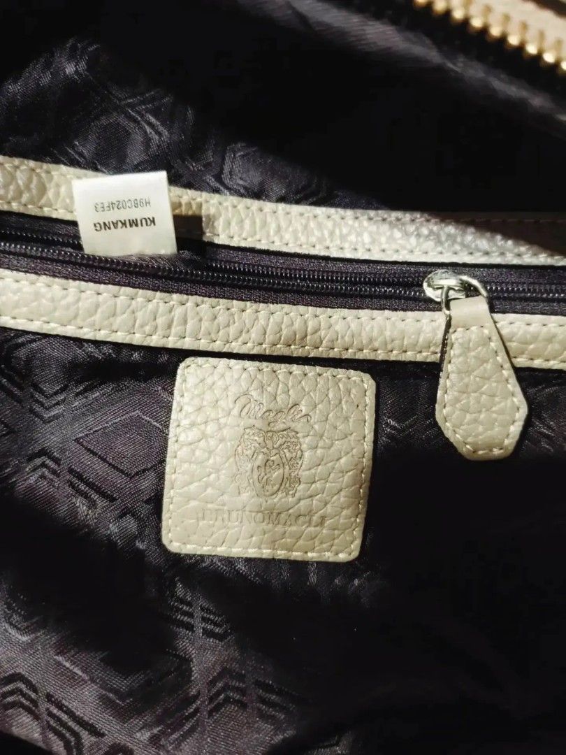 Original Bruno Magli (Category: Shoulder Bags) located in Cabuyao City. Submitted by secondhand.shop.ph (Listing ID 1468443994, Image 2). Description: Sale❗️Sale❗️Sale❗️ Original BRUNO MAGLI Almost new Medium-Large Pure genuine leather 📌First to pay!.