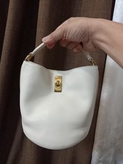 (Category: ) located in . Submitted by fashionluxury058 (Listing ID 1468283831, Image 1). Description: .