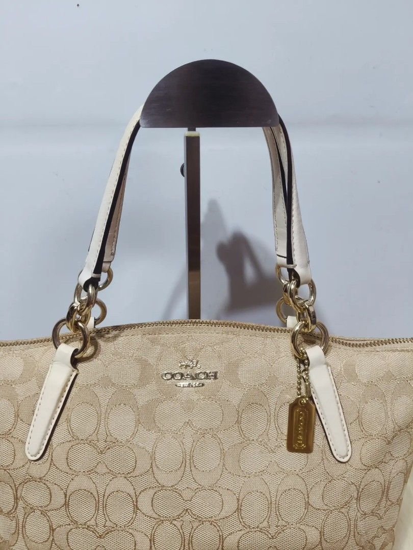 Original Coach (Category: Shoulder Bags) located in Cabuyao City. Submitted by secondhand.shop.ph (Listing ID 1468433296, Image 2). Description: Sale❗️Sale❗️Sale❗️ ₱ 1,680 Original Coach Medium Canvas/genuine leather trim 📌No sling strap 📌First to pay!.
