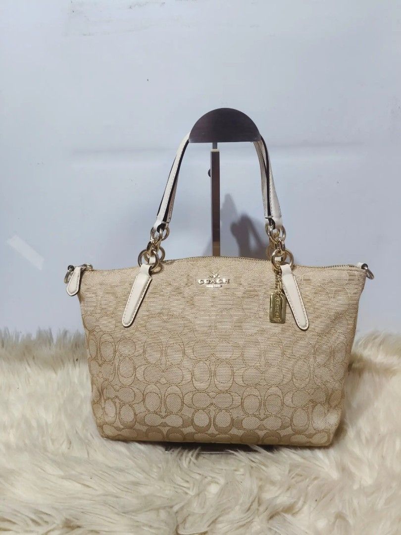 Original Coach (Category: Shoulder Bags) located in Cabuyao City. Submitted by secondhand.shop.ph (Listing ID 1468433296, Image 1). Description: Sale❗️Sale❗️Sale❗️ ₱ 1,680 Original Coach Medium Canvas/genuine leather trim 📌No sling strap 📌First to pay!.