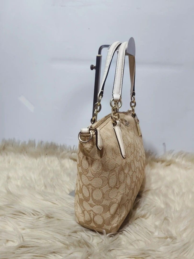 Original Coach (Category: Shoulder Bags) located in Cabuyao City. Submitted by secondhand.shop.ph (Listing ID 1468433296, Image 3). Description: Sale❗️Sale❗️Sale❗️ ₱ 1,680 Original Coach Medium Canvas/genuine leather trim 📌No sling strap 📌First to pay!.