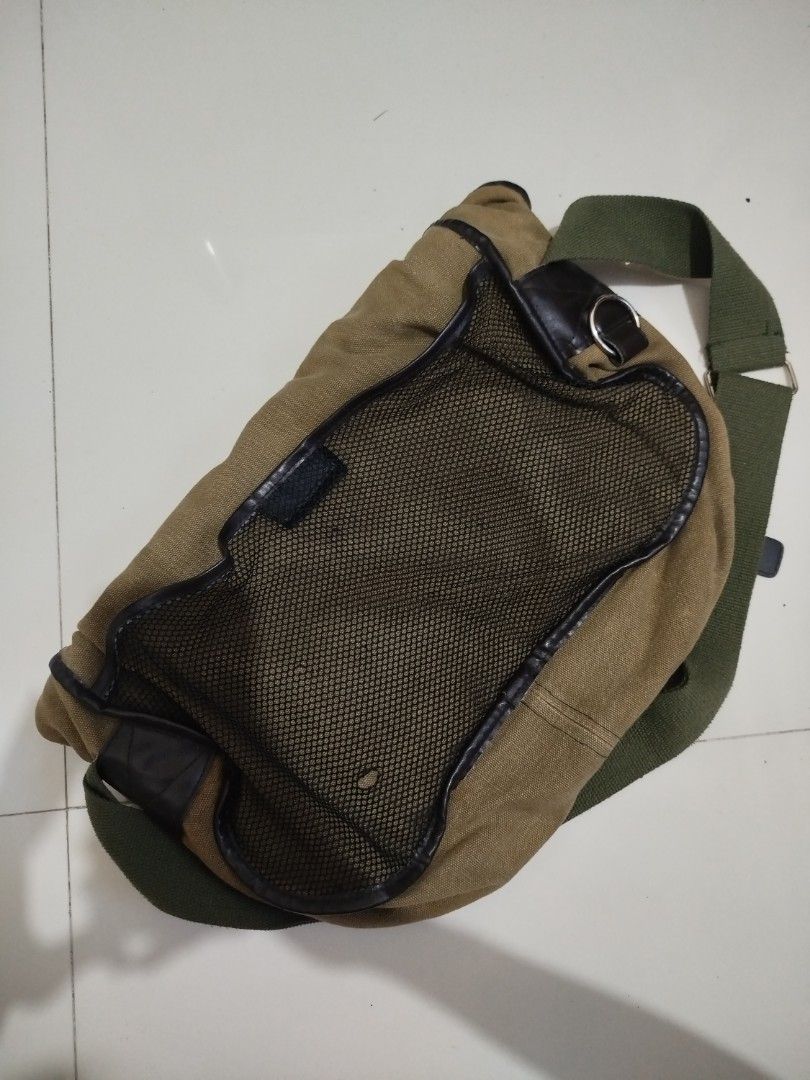 ORIGINAL FRED PERRY SLING BAG 📍 (Category: Sling Bags) located in Naga. Submitted by jea1991 (Listing ID 1468366572, Image 2). Description: check photo for the issue ‼️authentic.