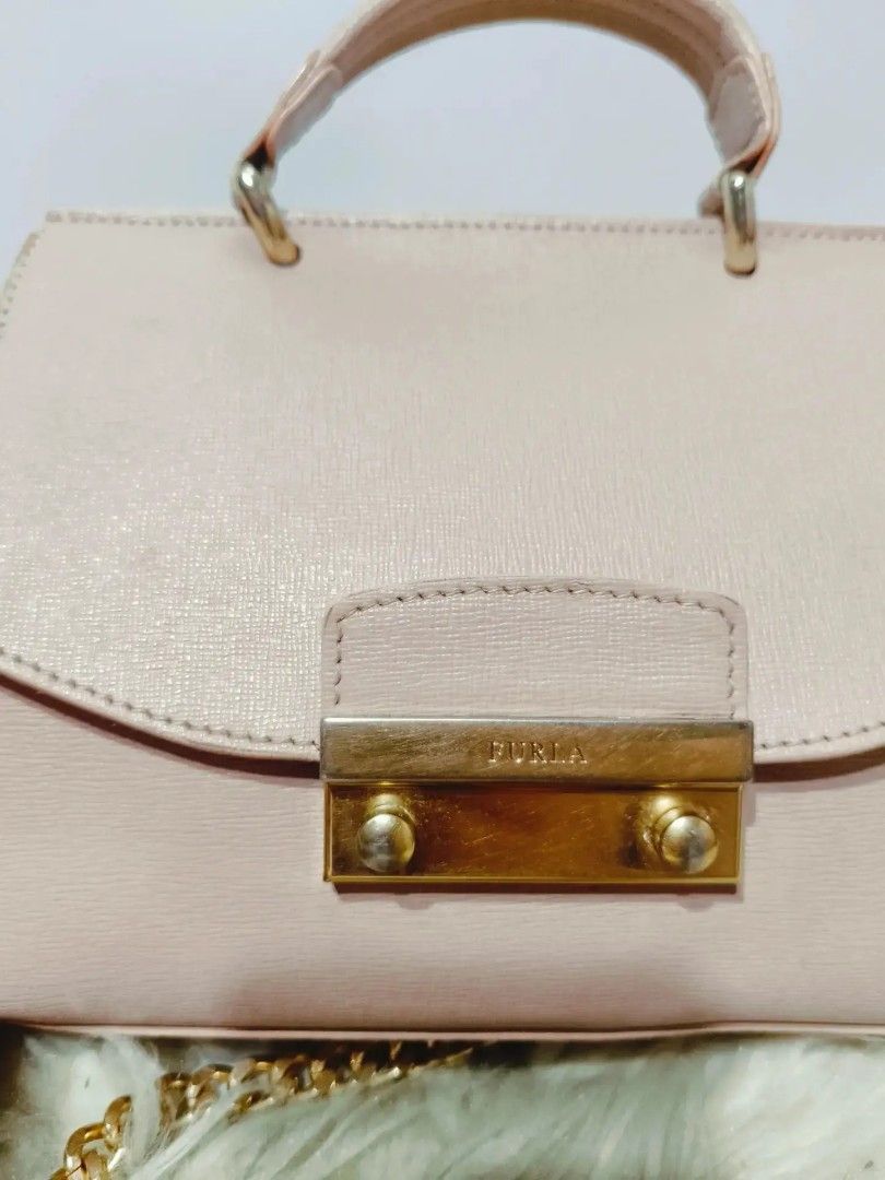 Original Furla Bag (Category: Shoulder Bags) located in Cabuyao City. Submitted by secondhand.shop.ph (Listing ID 1468443238, Image 2). Description: Sale❗Sale❗Sale❗ ₱1,899 Original FURLA small Pure saffiano genuine leather 📌 provided metal chain strap, 📌First to pay!.