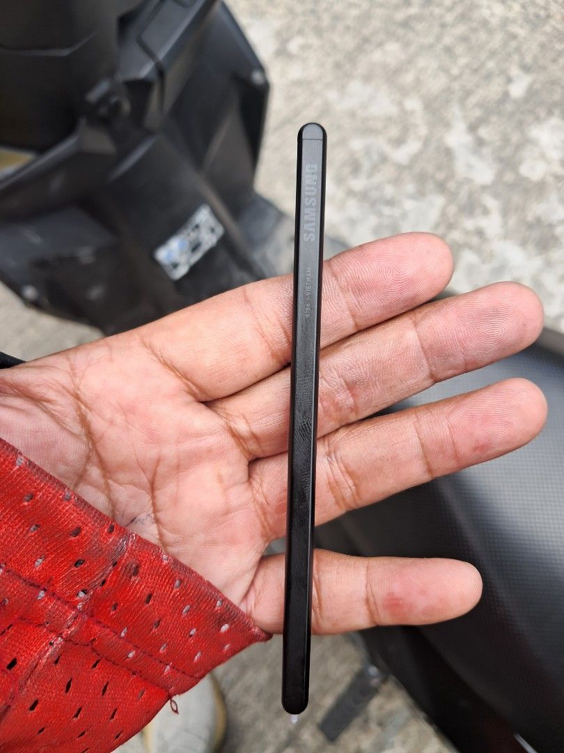 Original samsung z fold 6 styluz pen (Category: Other Mobile & Gadget Accessories) located in Taguig. Submitted by royalmountain.89dbca (Listing ID 1468312206, Image 2). Description: original aamsung z fold 6 sytyluz pen 1500 taguig.