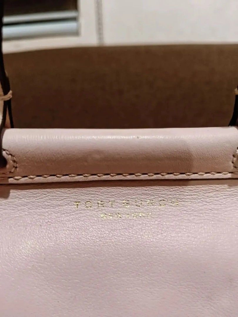 Original TORY BURCH (Category: Shoulder Bags) located in Cabuyao City. Submitted by secondhand.shop.ph (Listing ID 1468432473, Image 2). Description: Sale❗️Sale❗️Sale❗️ ₱ 1,980 Tory Burch small shell Pink Gold hardwares Pure genuine leather 📌First to pay!.