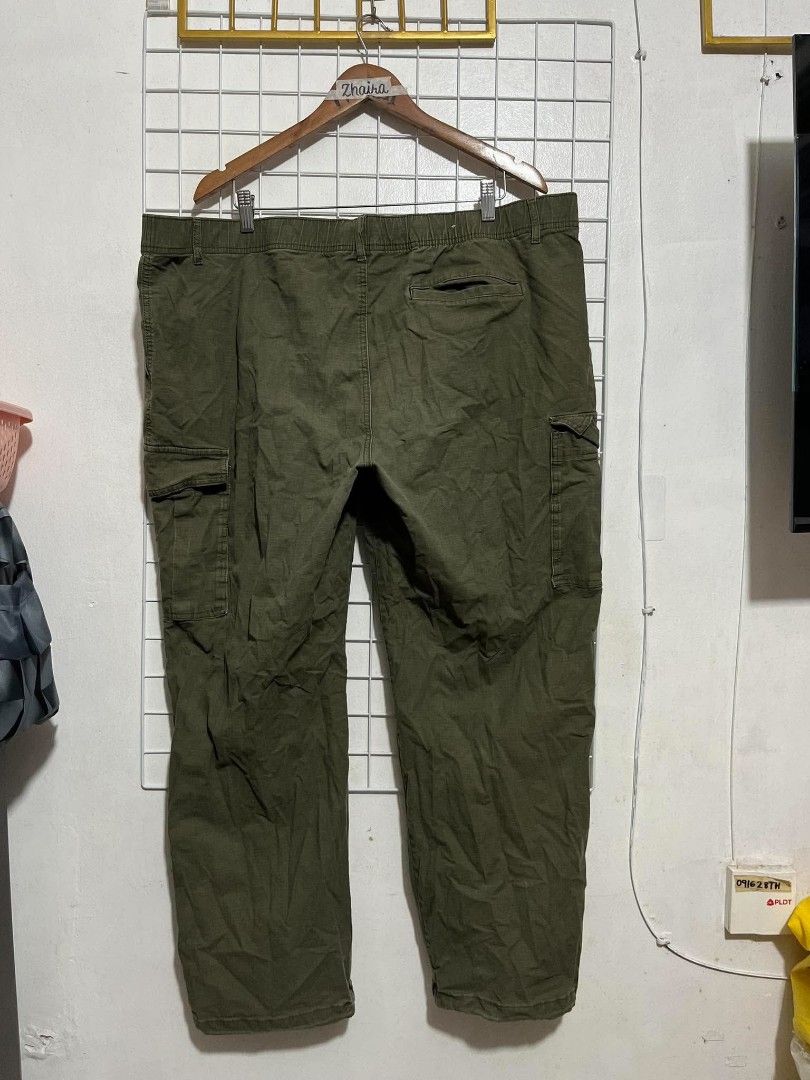 ORIGINAL USE OLIVE GREEN CARGO PANTS (Category: Jeans) located in Pagsanjan. Submitted by thriftyclothes33 (Listing ID 1468437341, Image 3). Description: 🔥 ORIGINAL USE OLIVE GREEN CARGO PANTS🪖🪖 ✨ Classic army green color 🪖🪖🪖 ✨ Comfortable garterized waistband at the back ✨ Button closure & zip fly ✨ Large side cargo pockets with flap closures ✨ Perfect for casual & outdoor outfits 🏷️ Size 2XL on tag 📏 Waist 42–46" (Garterized) • Length 4