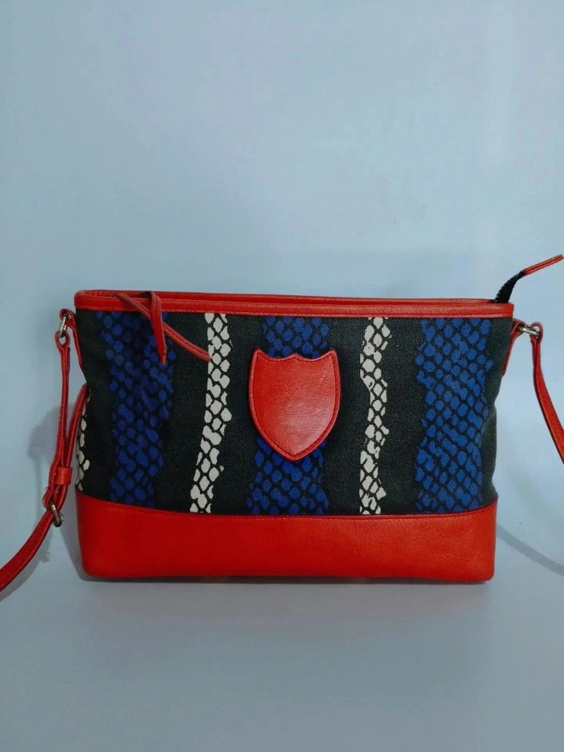 Original Vivienne Westwood (Category: Shoulder Bags) located in Cabuyao City. Submitted by secondhand.shop.ph (Listing ID 1468440955, Image 2). Description: Sale❗Sale❗Sale❗ Original Vivienne Westwood Small size Canvas/ genuine leather trim ykk zipper 📌First to pay!.