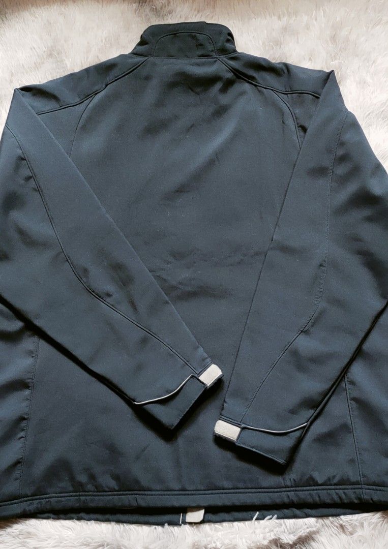 Outer Boundary Men's Softshell Jacket (Category: Coats, Jackets and Outerwear) located in Caloocan City. Submitted by themixedclosetbypau (Listing ID 1468358033, Image 2). Description: 🧥 OUTER BOUNDARY MEN’S SOFTSHELL JACKET 💙 💰 ₱250 ONLY! 📏 Men’s XL | Navy Blue ✨ Excellent Pre-loved Condition ✔️ Zipper pockets on both sides ✔️ Adjustable bottom drawstring ✔️ Adjustable cuff straps 🇨🇦 Canadian flag patch Perfect for windy days, outdoor acti