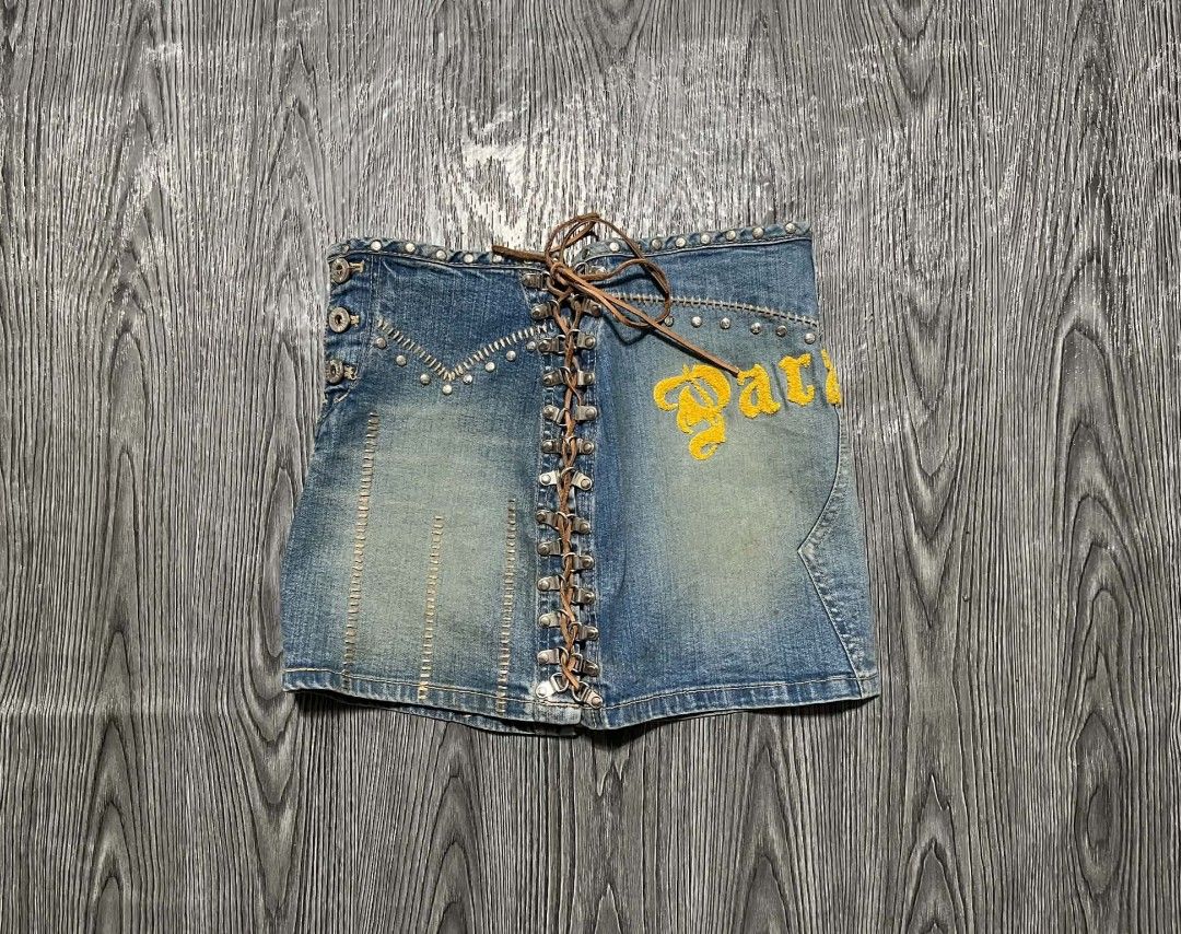 Parasuco Skirt y2k (Category: Skirts) located in Danao, Cebu. Submitted by 6000thrifts.ph (Listing ID 1468338533, Image 3). Description: Parasuco Y2k Denim Skirt 💥 Size 2 Waistline 28-30 Length 13 Good Condition/ Needwash Color rate 9/10 Pm for the price 📥.