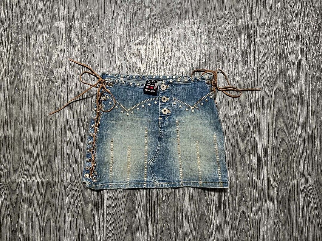 Parasuco Skirt y2k (Category: Skirts) located in Danao, Cebu. Submitted by 6000thrifts.ph (Listing ID 1468338533, Image 2). Description: Parasuco Y2k Denim Skirt 💥 Size 2 Waistline 28-30 Length 13 Good Condition/ Needwash Color rate 9/10 Pm for the price 📥.