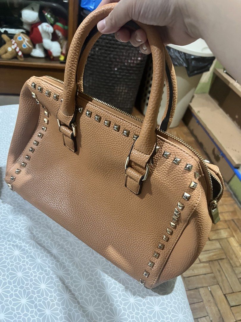Peach Bag (Category: Cross-body Bags) located in Paranaque City. Submitted by arianem031087 (Listing ID 1468380608, Image 3). Description: Item was never been used. Flaws cost of overstock See pictures Zipper pocket outside 2 small pockets inside 1 large pocket inside 2 zipper pocket inside With strap included.